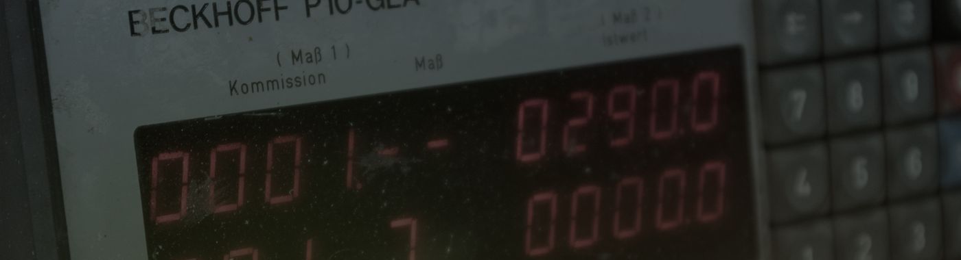 Méretre vágás digitális hosszmérővel az üzemben